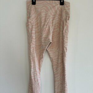 Fabletics Women’s Light Pink & White Zebra Leggings | Size L | Side Pockets